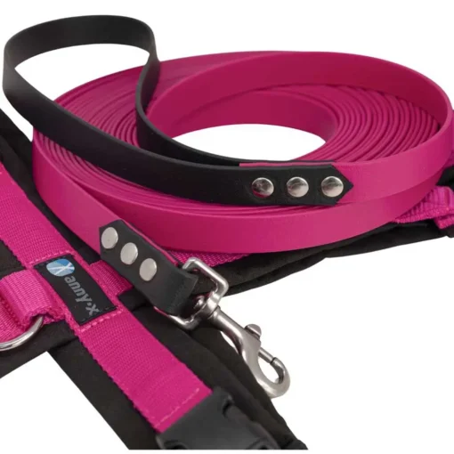 Biothane-Schleppleine-mit-Handschlaufe-pink-schwarz-mit-AnnyX-Geschirr
